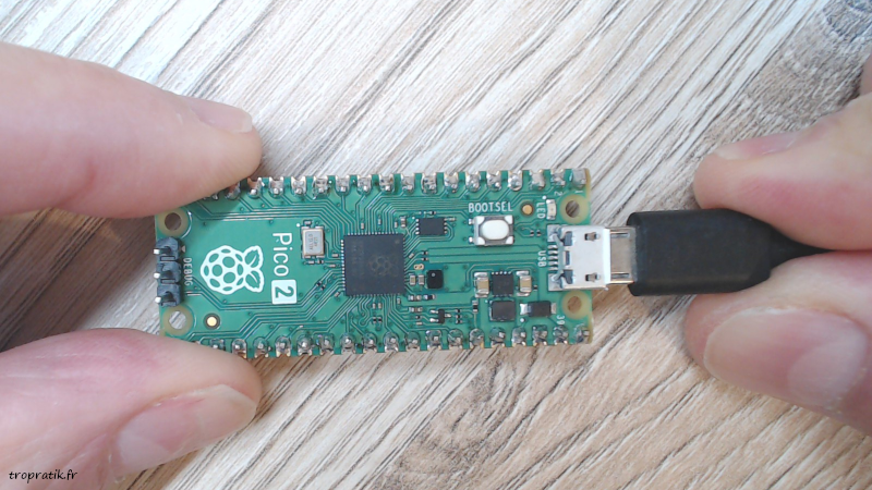 Simple branchement du câble USB au Raspberry Pi Pico 2