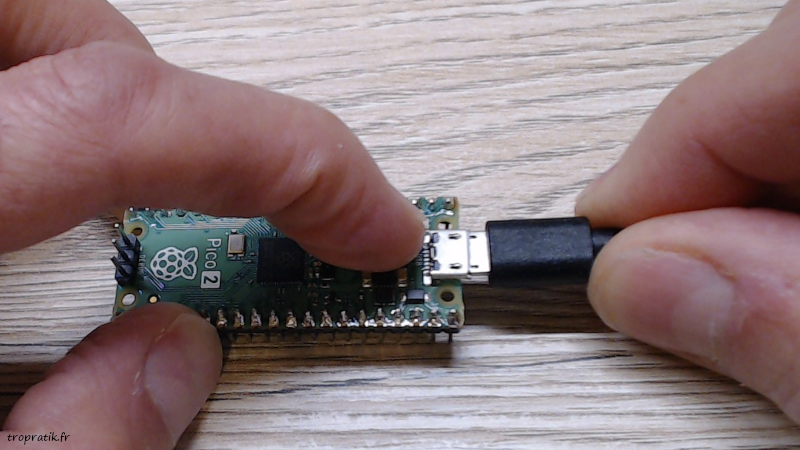 Branchement du câble USB au Raspberry Pi Pico 2 en maintenant BOOTSEL enfoncé