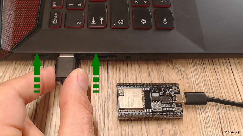 Brancher l'ESP32-DevKitC au PC
